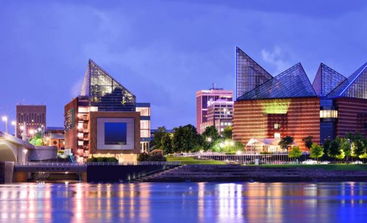 view of the Tennessee Aquarium from across a lake